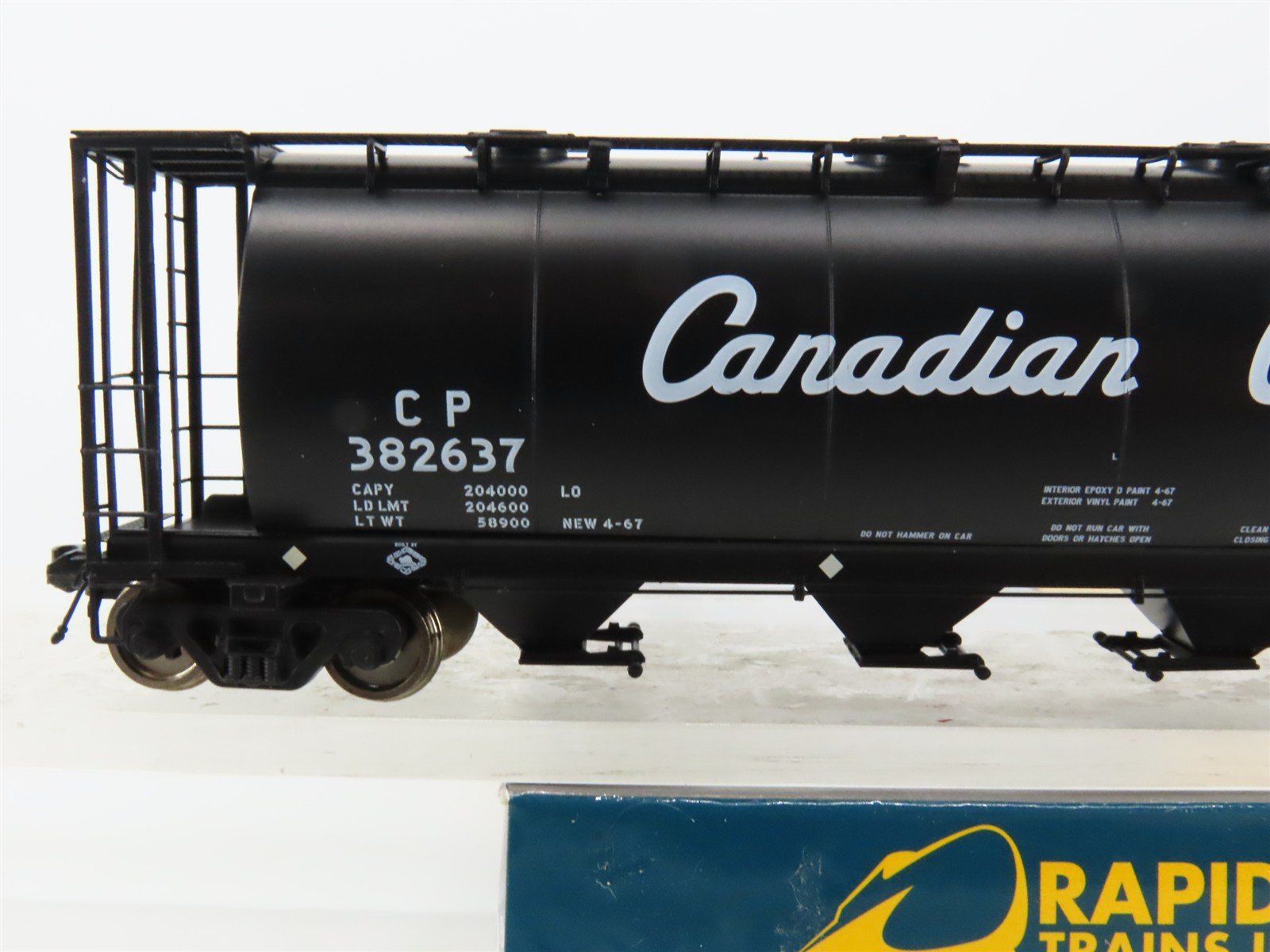 HO Scale Rapido 127026A CP Canadian Pacific 4-Bay Covered Hopper #382637
