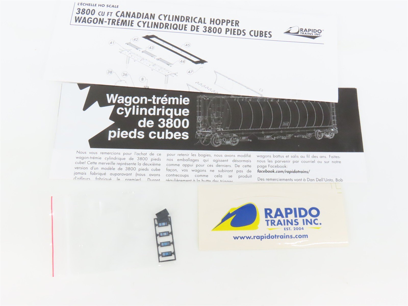 HO Scale Rapido 127026A CP Canadian Pacific 4-Bay Covered Hopper #382637