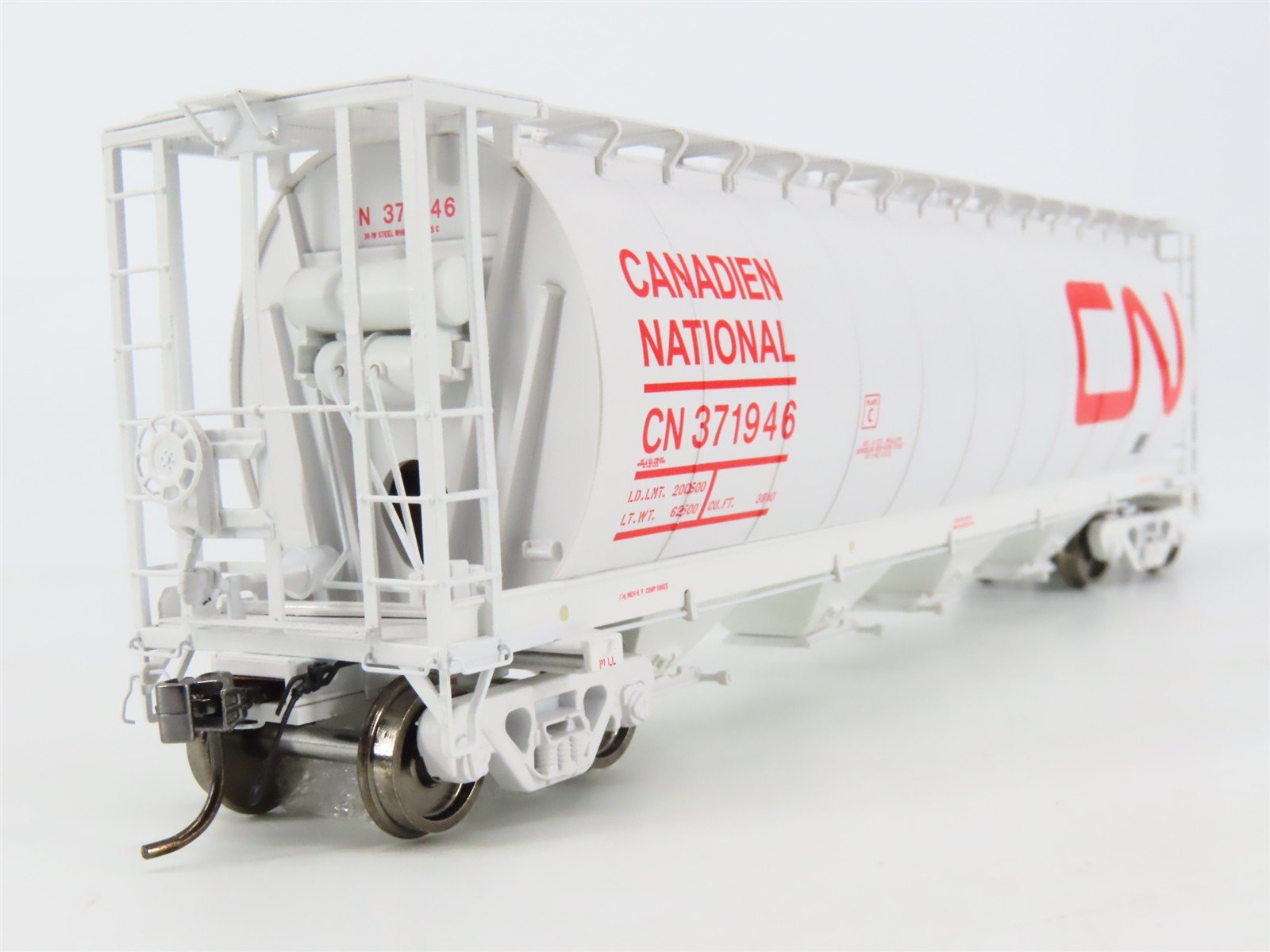 HO Scale Rapido 127024A CN Canadian National 4-Bay Covered Hopper #371946