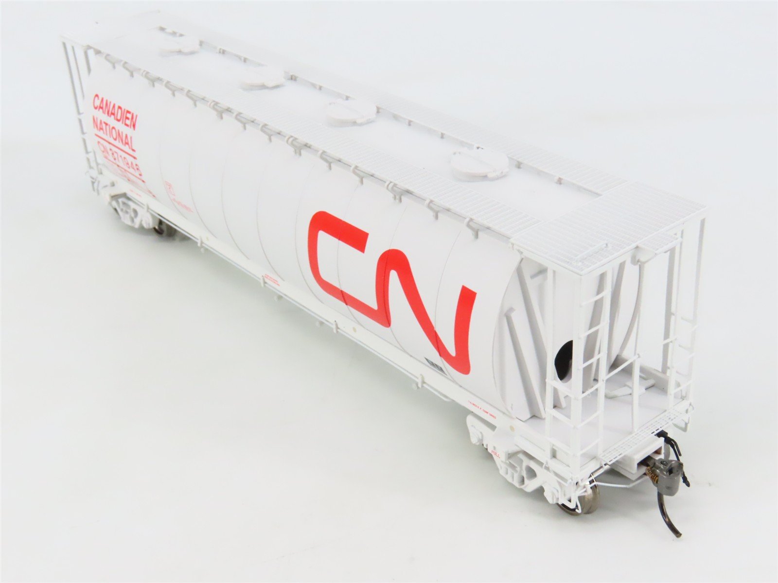 HO Scale Rapido 127024A CN Canadian National 4-Bay Covered Hopper #371946