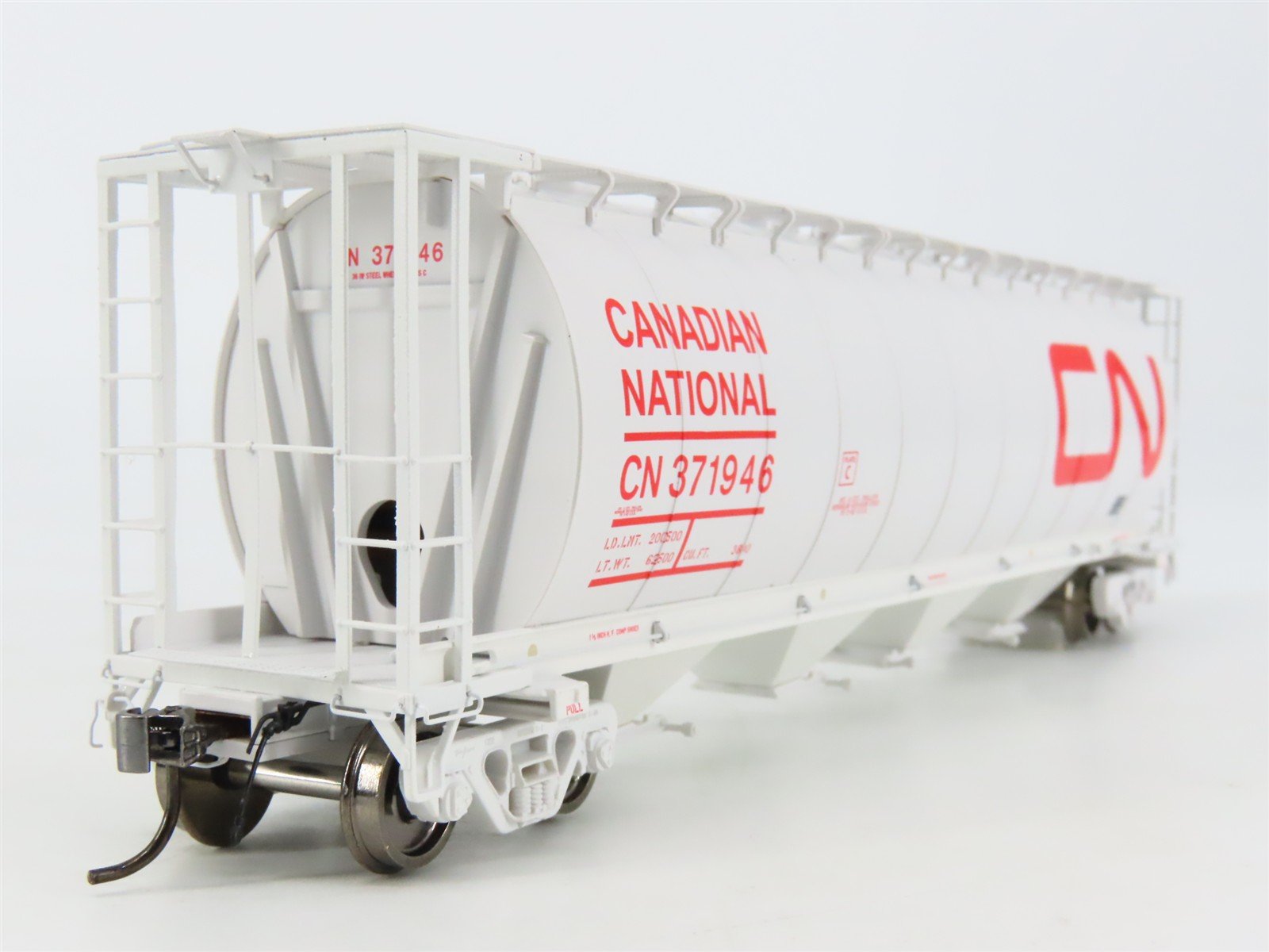 HO Scale Rapido 127024A CN Canadian National 4-Bay Covered Hopper #371946