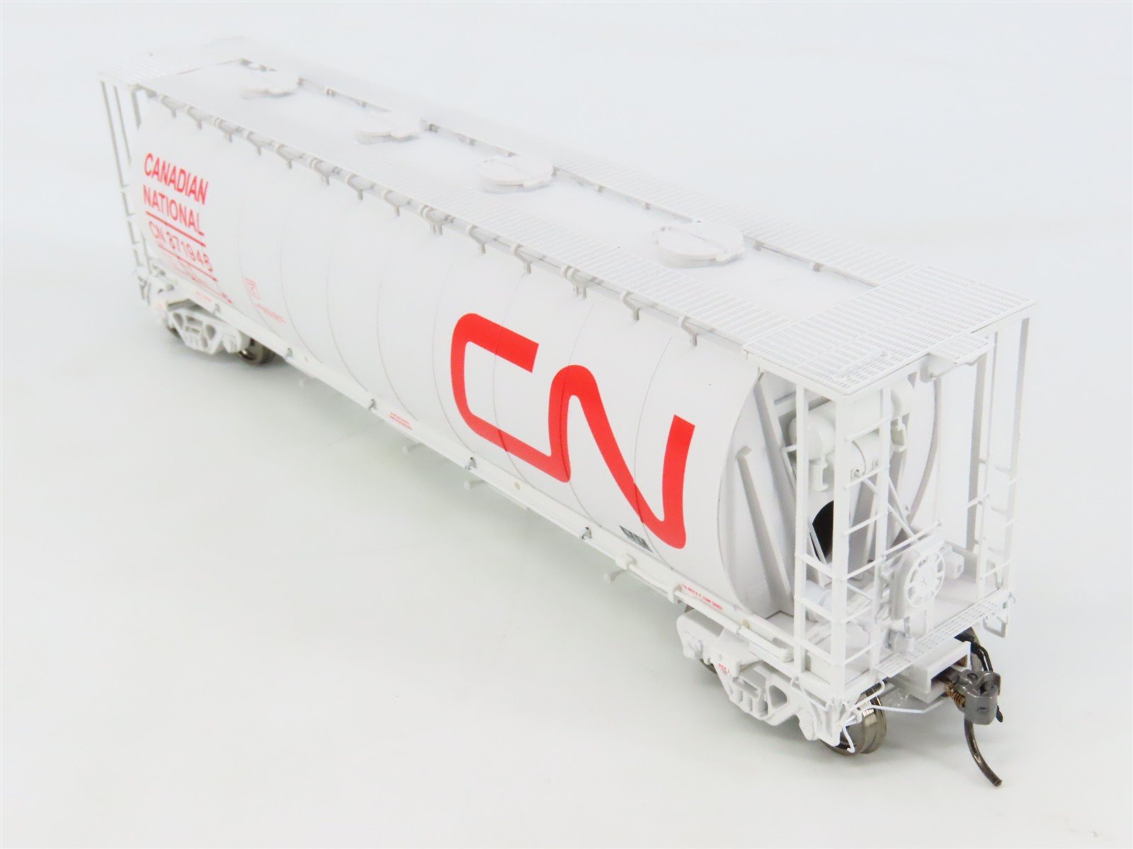 HO Scale Rapido 127024A CN Canadian National 4-Bay Covered Hopper #371946