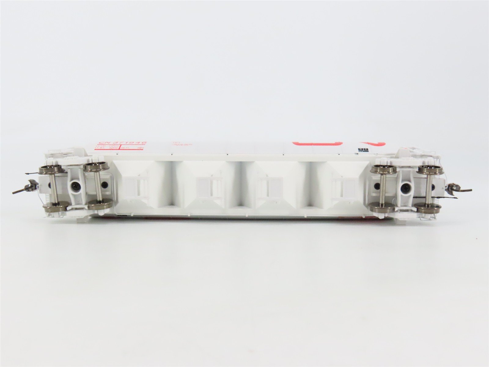 HO Scale Rapido 127024A CN Canadian National 4-Bay Covered Hopper #371946