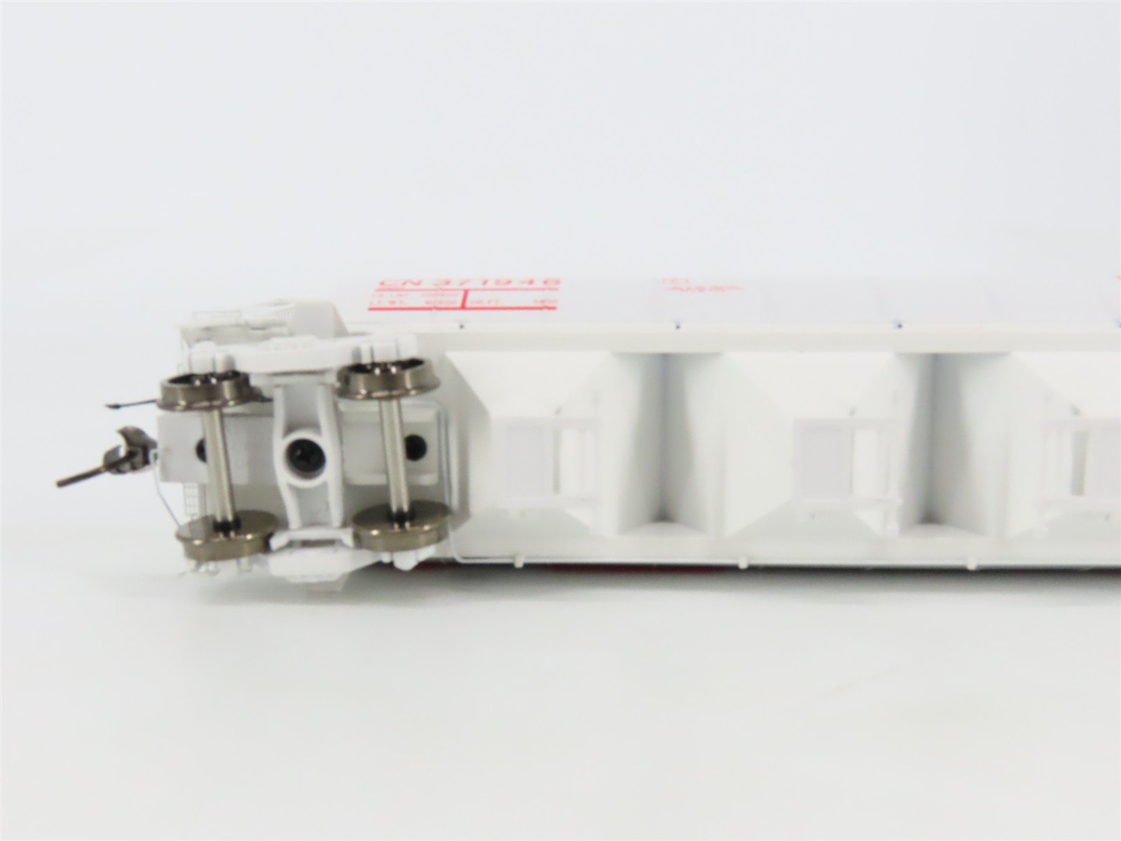 HO Scale Rapido 127024A CN Canadian National 4-Bay Covered Hopper #371946