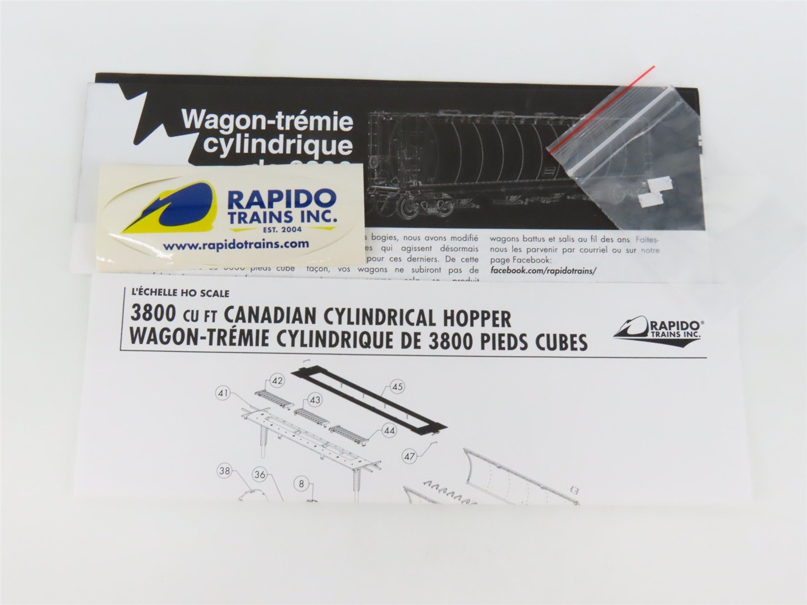 HO Scale Rapido 127024A CN Canadian National 4-Bay Covered Hopper #371946
