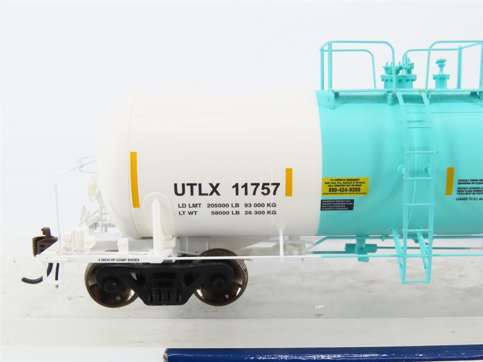 HO Scale Athearn Genesis ATHG25635 UTLX Union 13K Acid Tank Car #11757