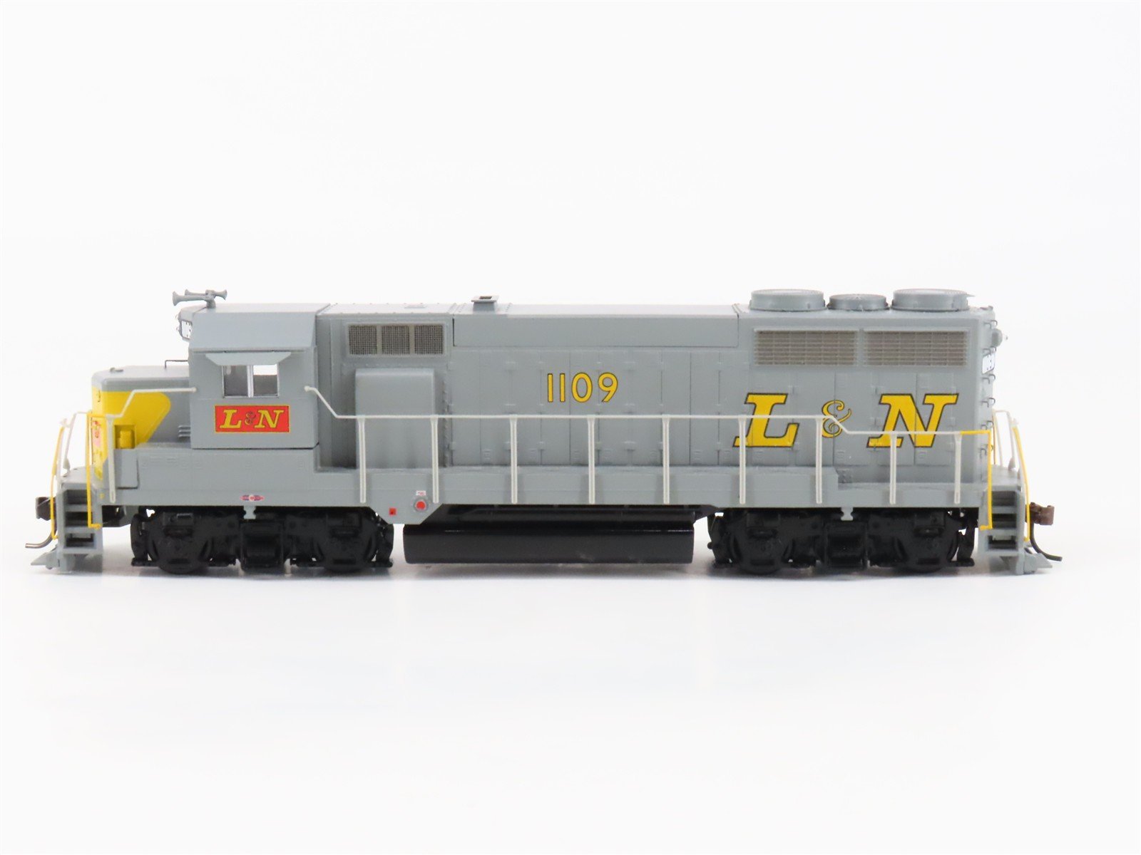 HO Scale Athearn L&N Louisville & Nashville GP35 Diesel #1109 - UNPOWERED