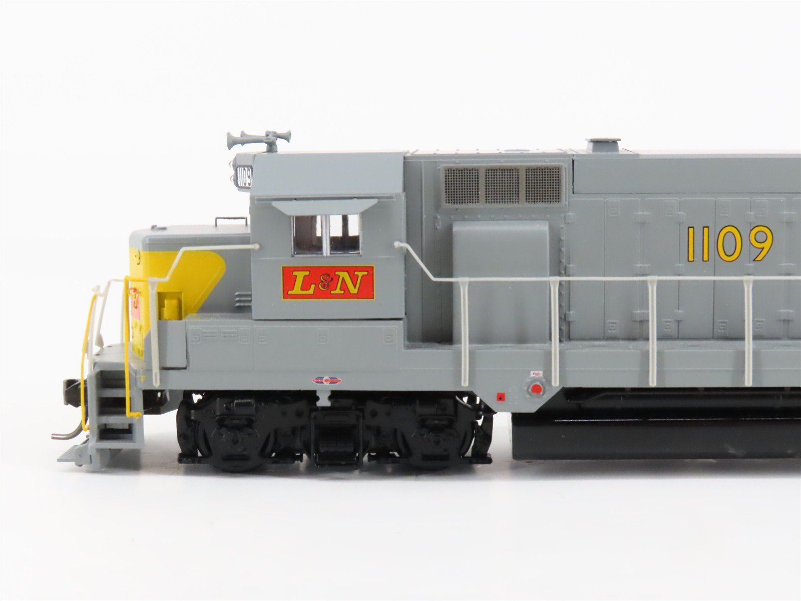 HO Scale Athearn L&N Louisville & Nashville GP35 Diesel #1109 - UNPOWERED