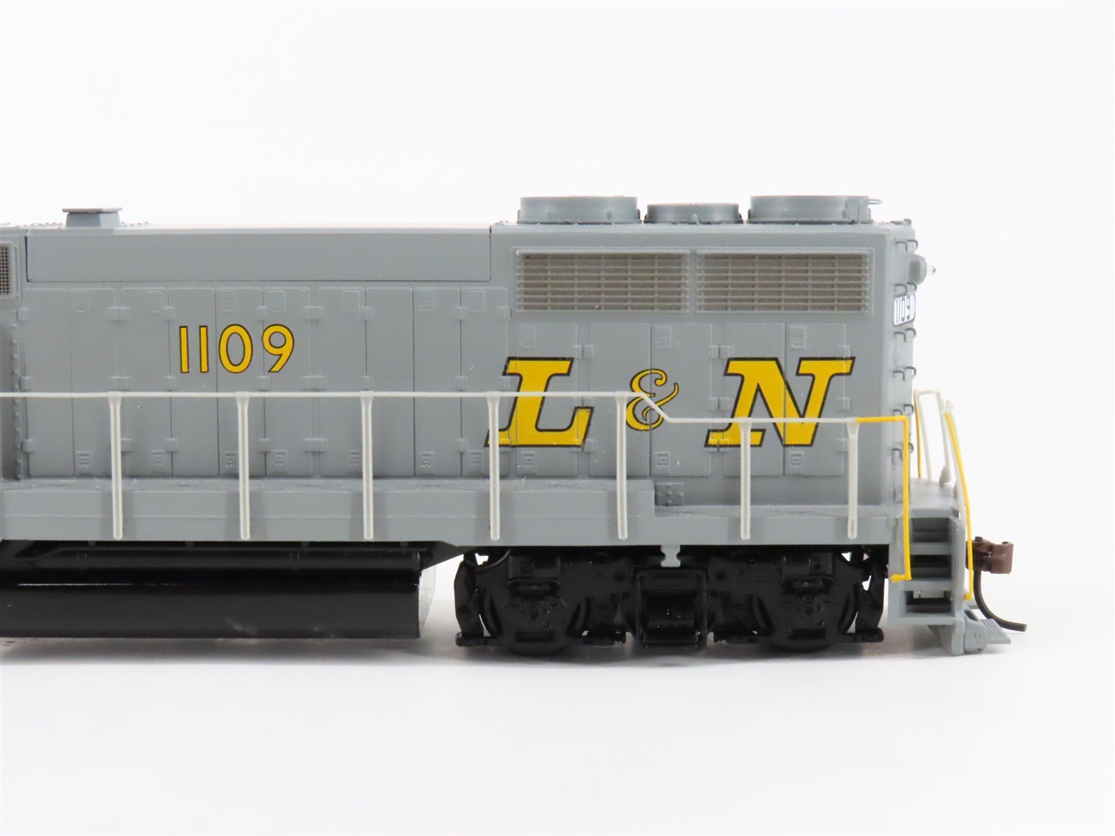 HO Scale Athearn L&N Louisville & Nashville GP35 Diesel #1109 - UNPOWERED