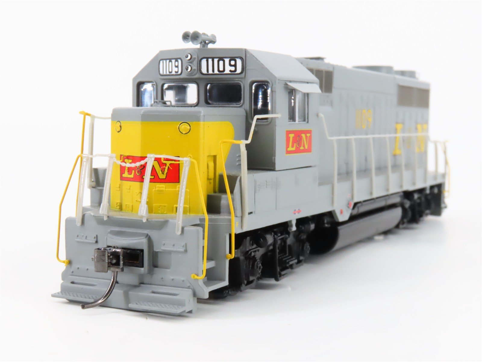 HO Scale Athearn L&N Louisville & Nashville GP35 Diesel #1109 - UNPOWERED