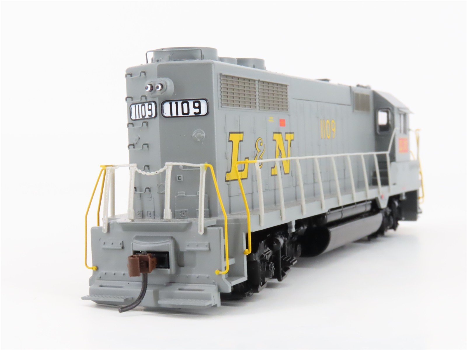 HO Scale Athearn L&N Louisville & Nashville GP35 Diesel #1109 - UNPOWERED