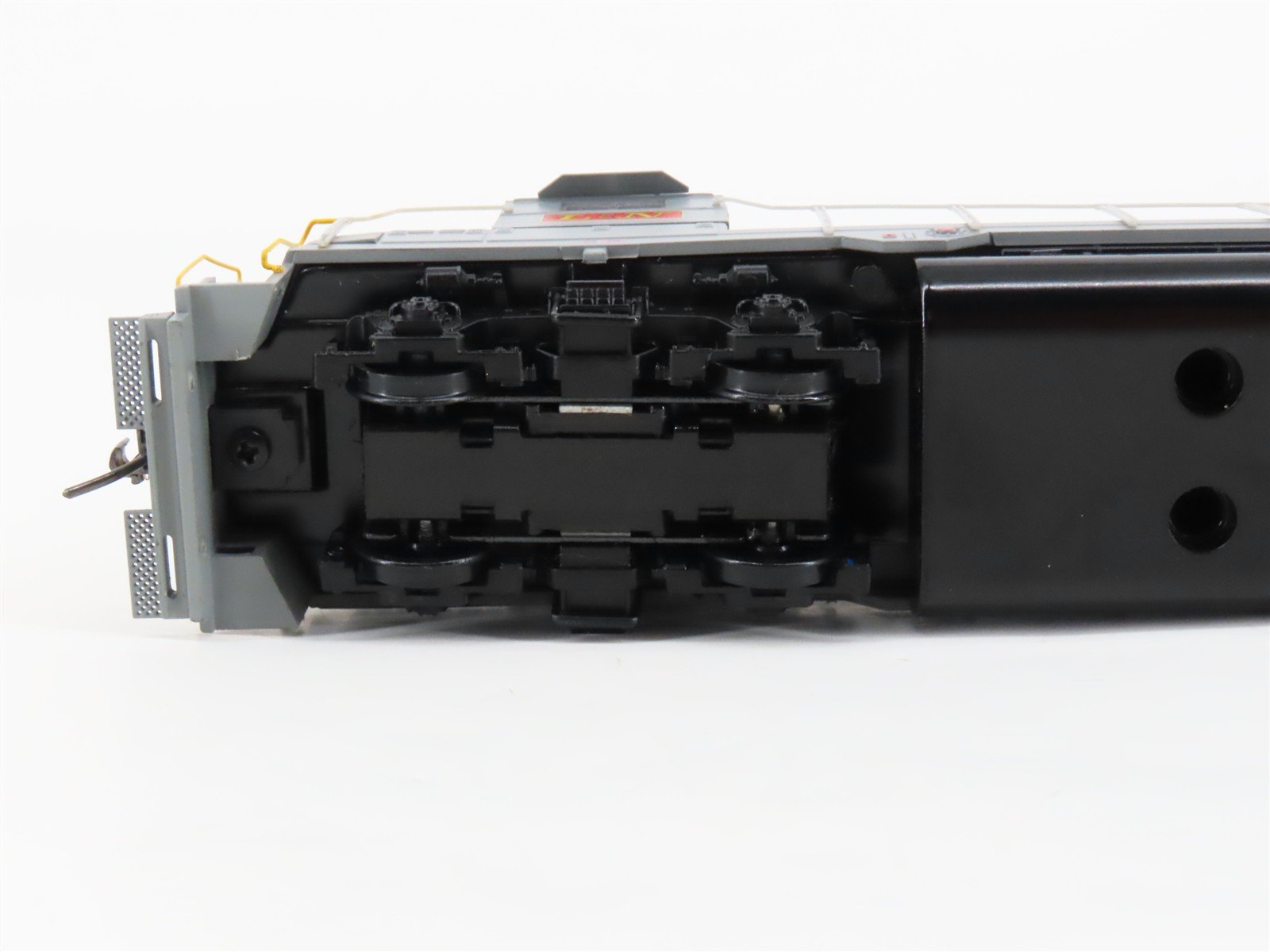 HO Scale Athearn L&N Louisville & Nashville GP35 Diesel #1109 - UNPOWERED