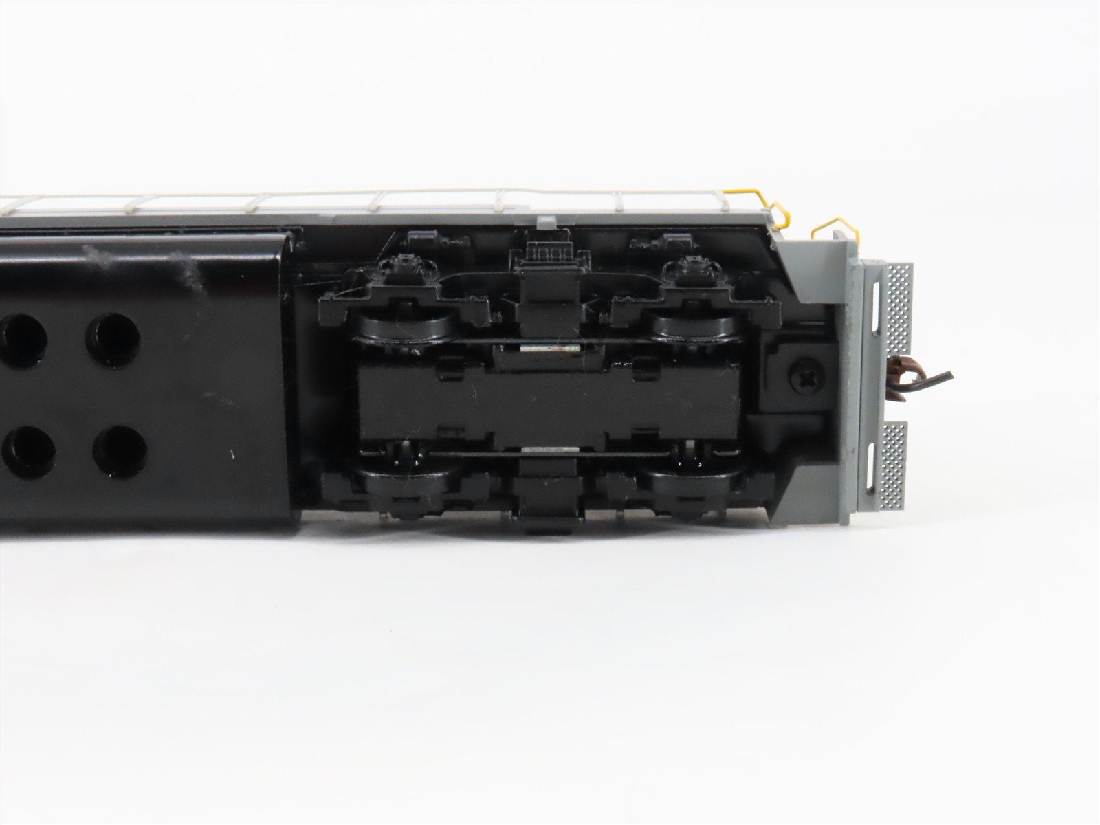 HO Scale Athearn L&N Louisville & Nashville GP35 Diesel #1109 - UNPOWERED
