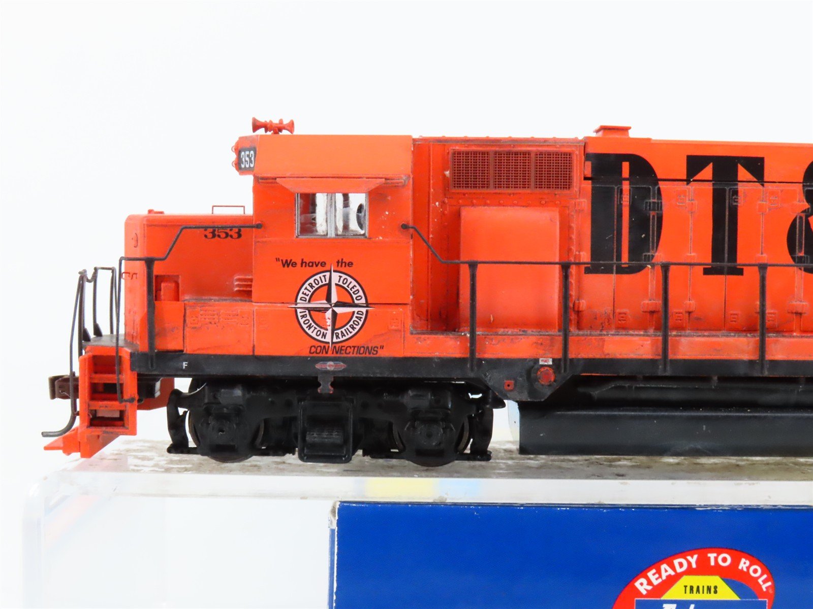 HO Scale Athearn 91737 DT&I EMD GP35 Diesel #353 - Weathered - DCC Ready