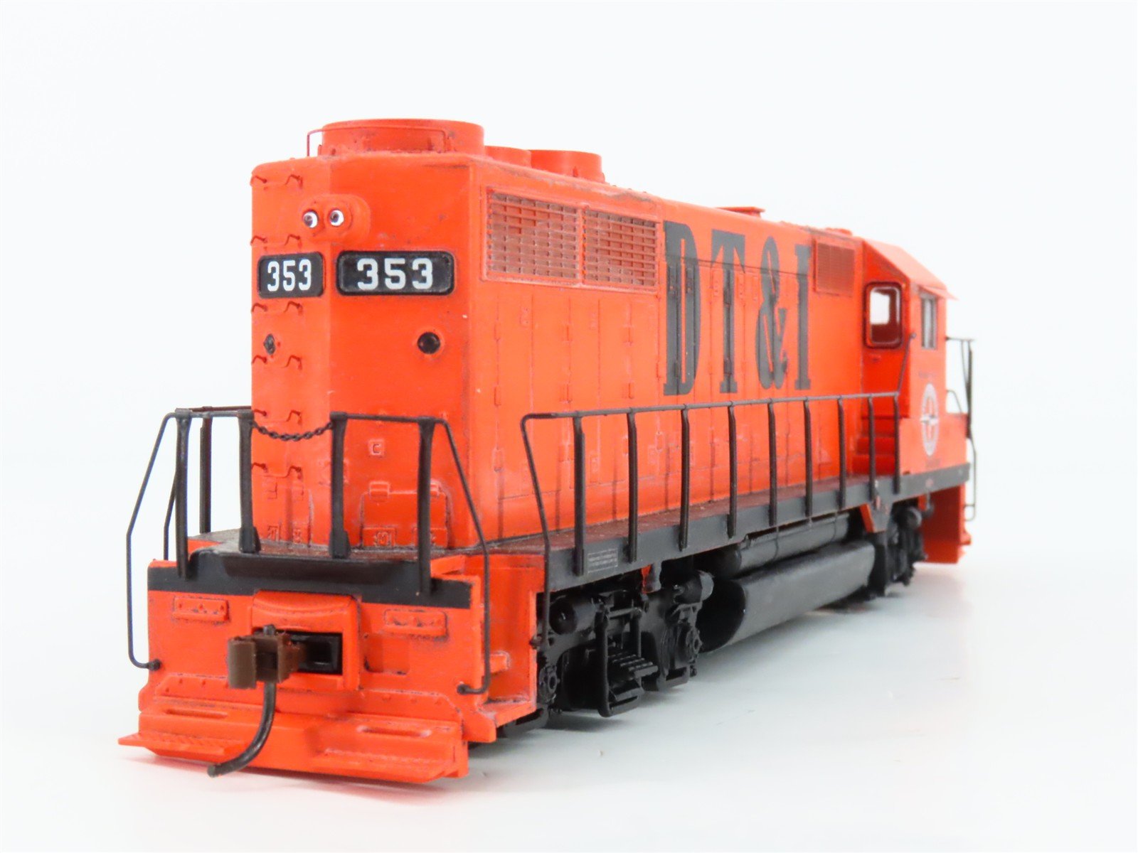 HO Scale Athearn 91737 DT&I EMD GP35 Diesel #353 - Weathered - DCC Ready