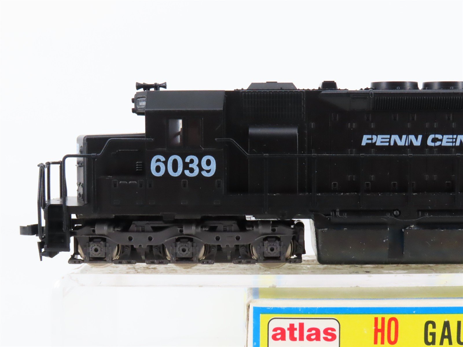 HO Scale Atlas 7017 PC Penn Central EMD SD35 Diesel Locomotive #6039