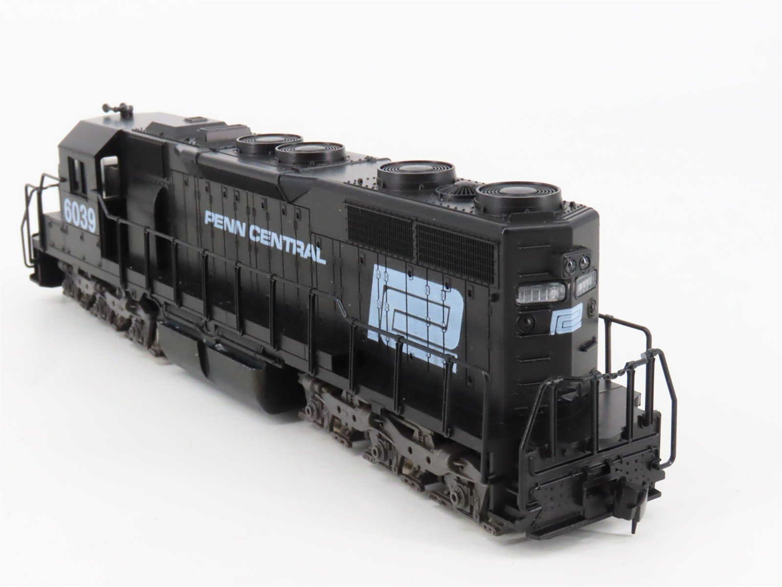 HO Scale Atlas 7017 PC Penn Central EMD SD35 Diesel Locomotive #6039