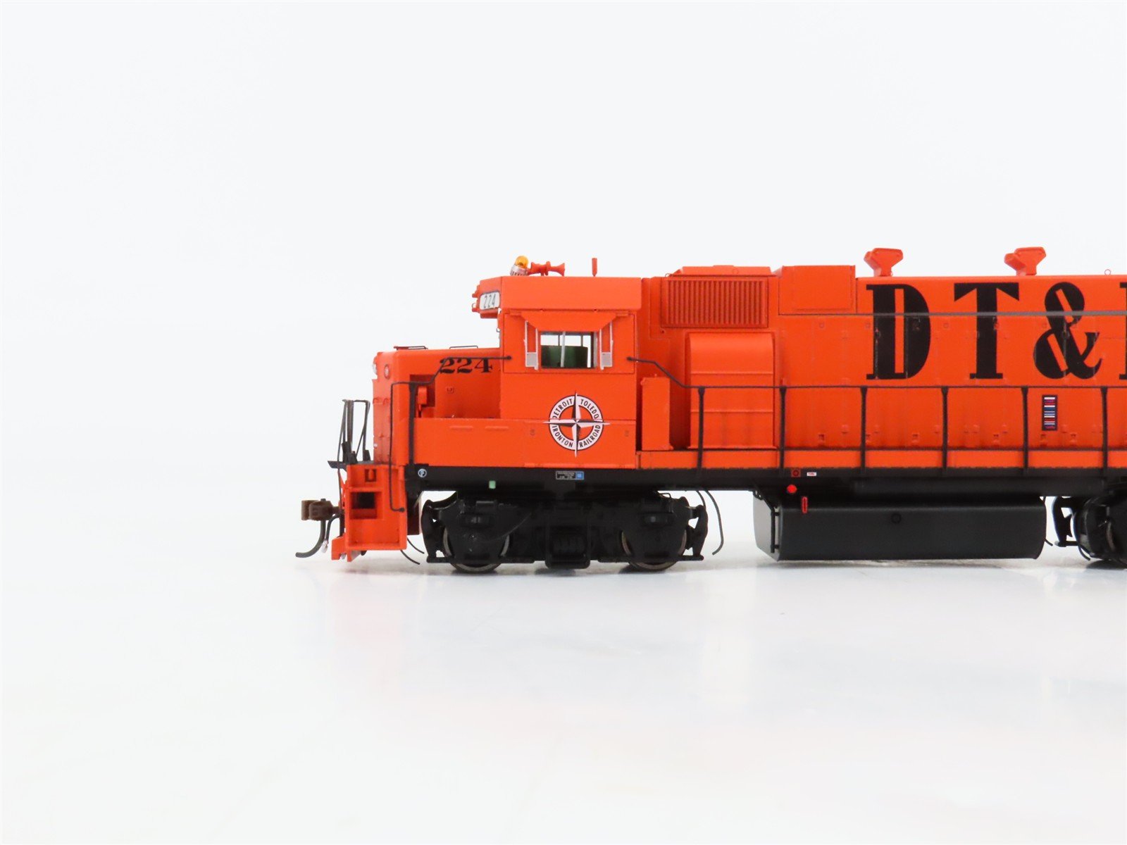 HO Athearn Genesis ATHG65413 DT&I EMD GP38-2 Ph. 1 Diesel #224 w/ DCC & Sound