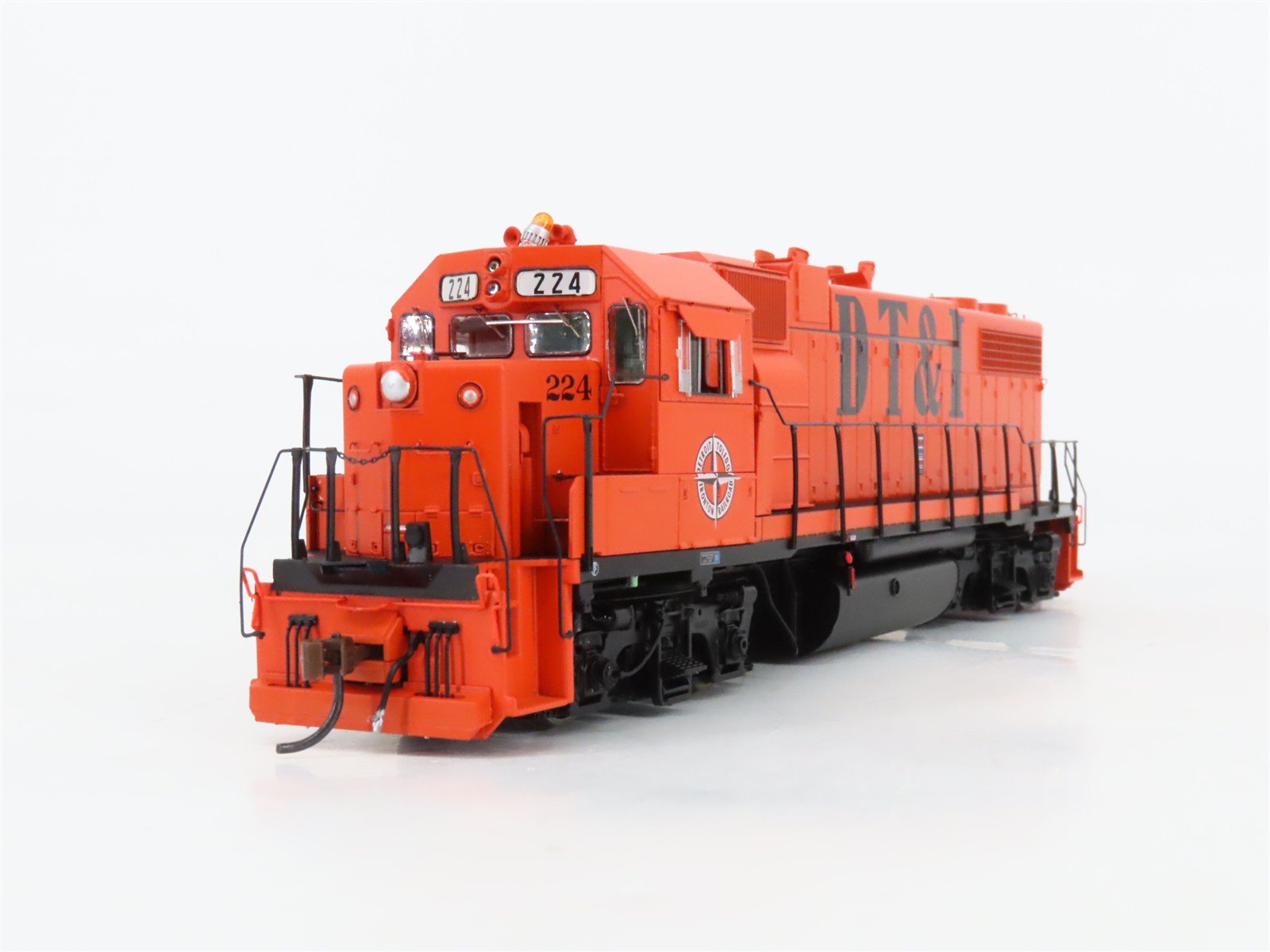 HO Athearn Genesis ATHG65413 DT&I EMD GP38-2 Ph. 1 Diesel #224 w/ DCC & Sound