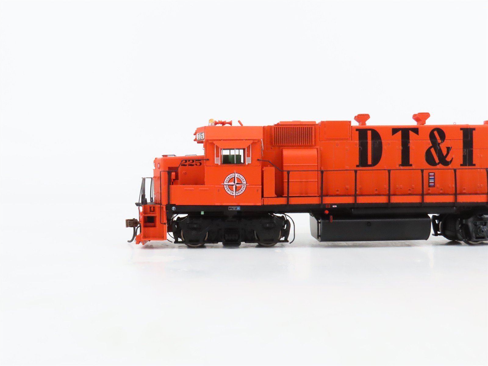 HO Athearn Genesis ATHG65414 DT&I EMD GP38-2 Ph. 1 Diesel #225 w/ DCC & Sound