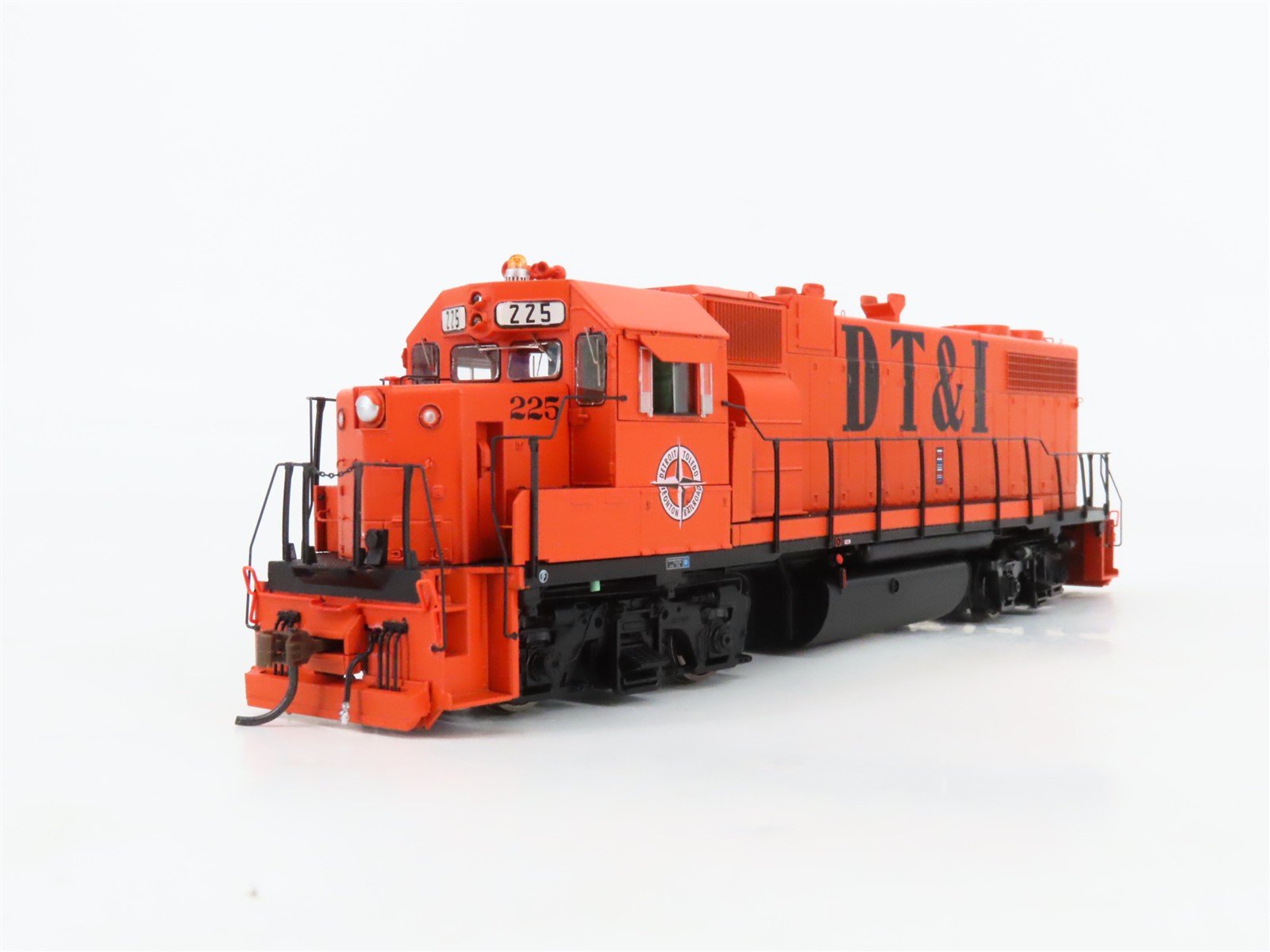 HO Athearn Genesis ATHG65414 DT&I EMD GP38-2 Ph. 1 Diesel #225 w/ DCC & Sound