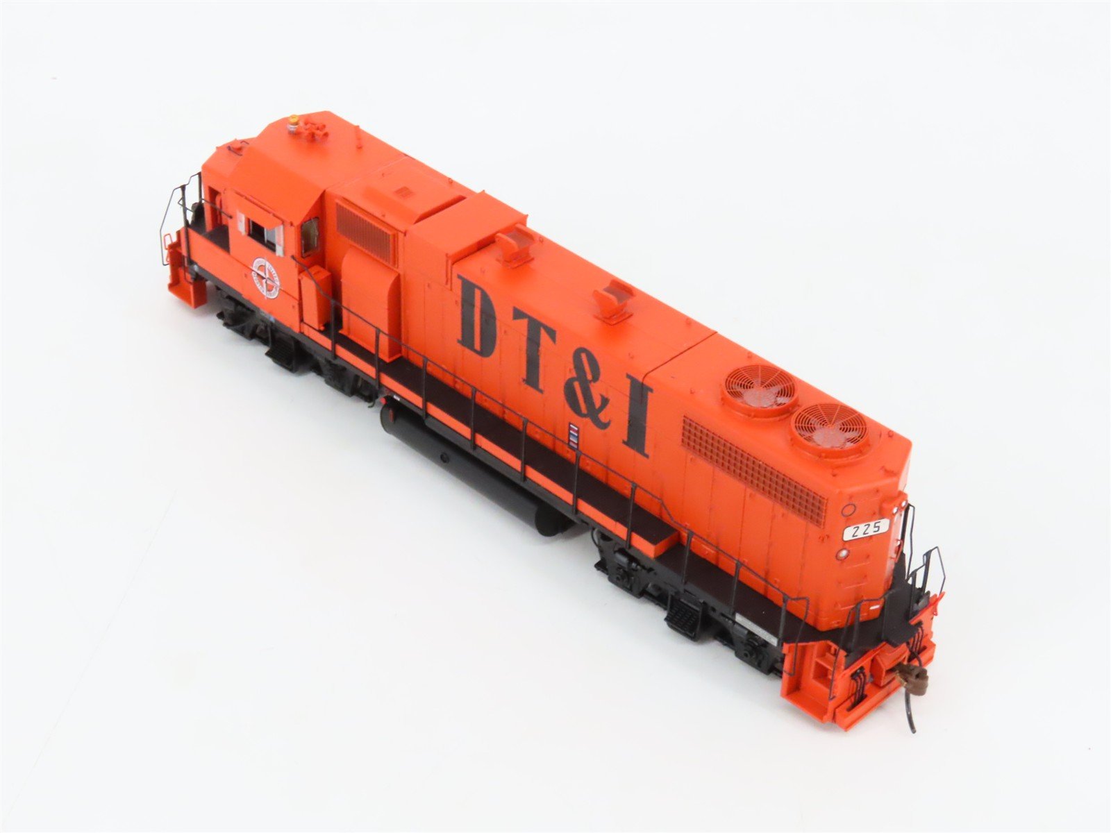 HO Athearn Genesis ATHG65414 DT&I EMD GP38-2 Ph. 1 Diesel #225 w/ DCC & Sound