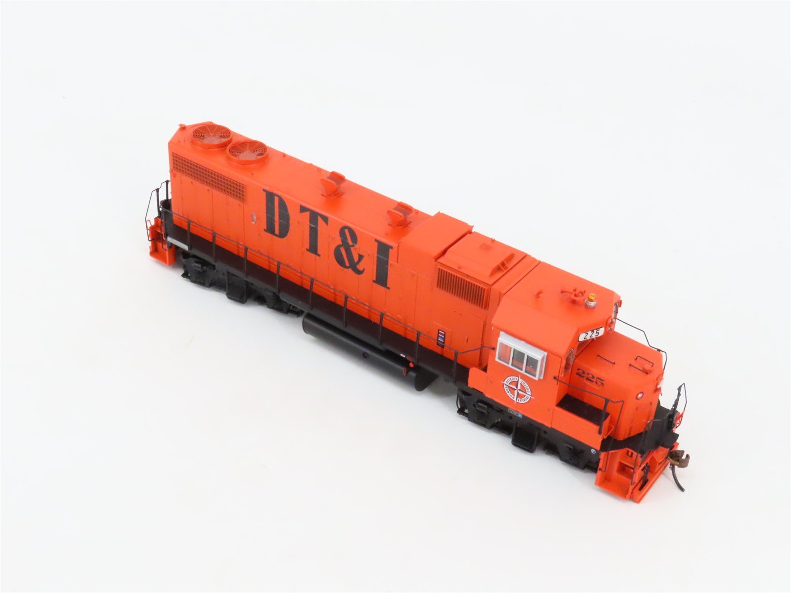 HO Athearn Genesis ATHG65414 DT&I EMD GP38-2 Ph. 1 Diesel #225 w/ DCC & Sound