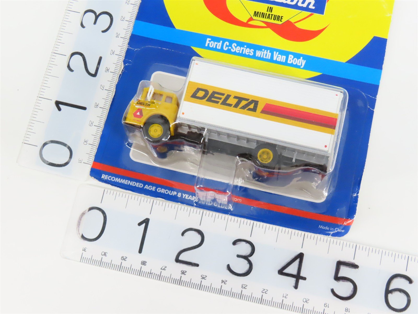 HO 1/87 Scale Athearn 2749 DELTA Ford C-Series Truck w/ Van Body