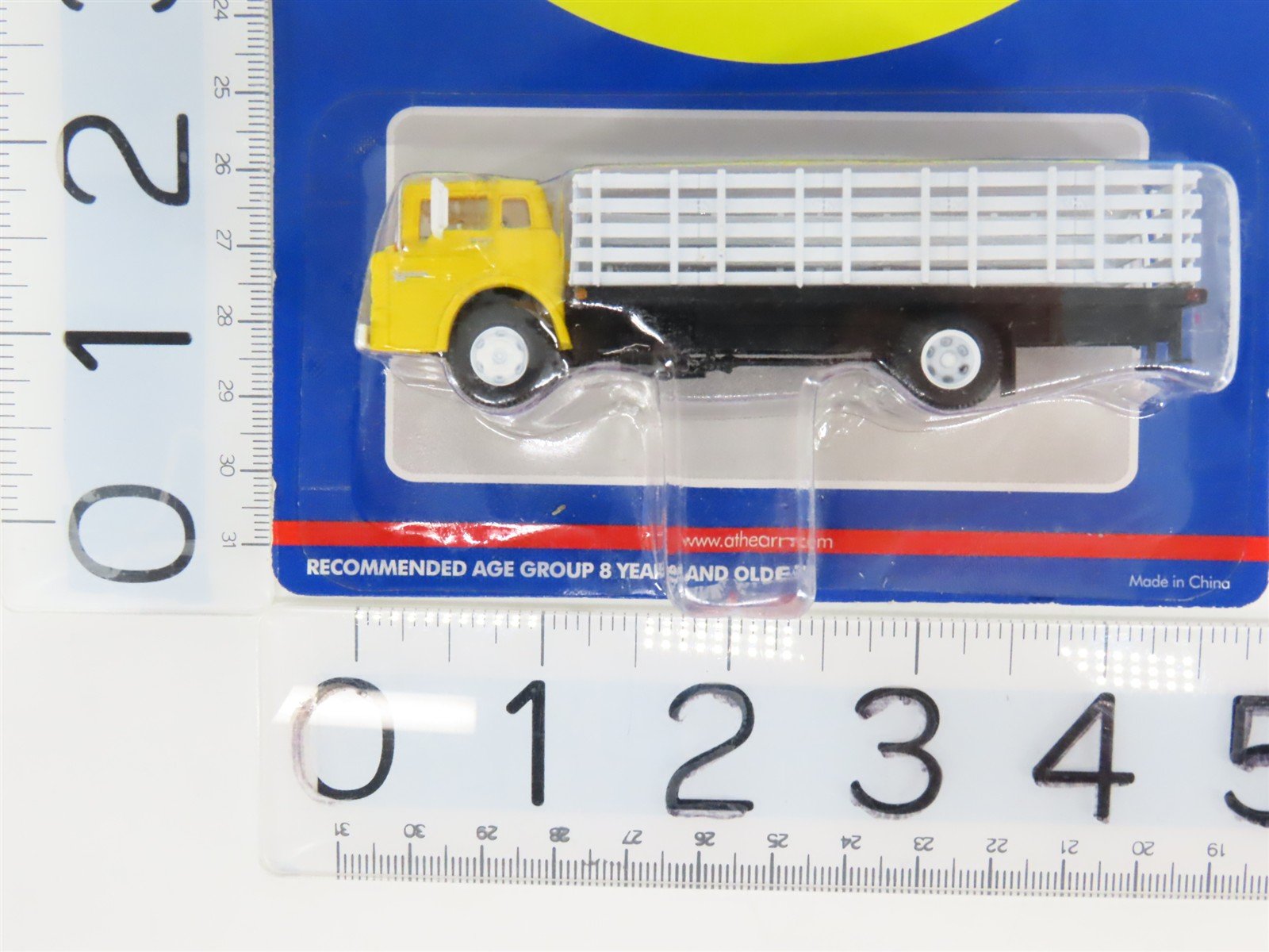 HO 1/87 Scale Athearn 02727 Yellow Ford C-Series Truck w/ Stake Body