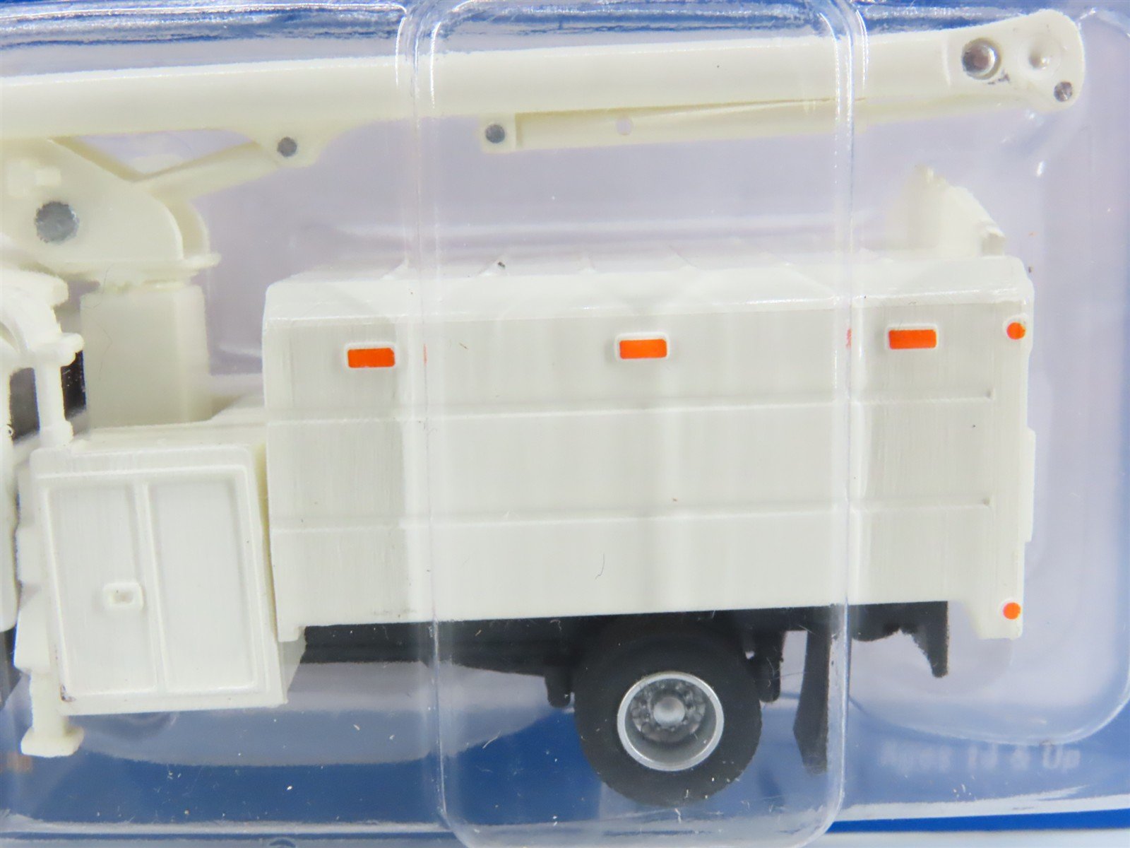 HO Walthers SceneMaster 949-11745 International 4300 2-Axle Tree Trimmer -SEALED