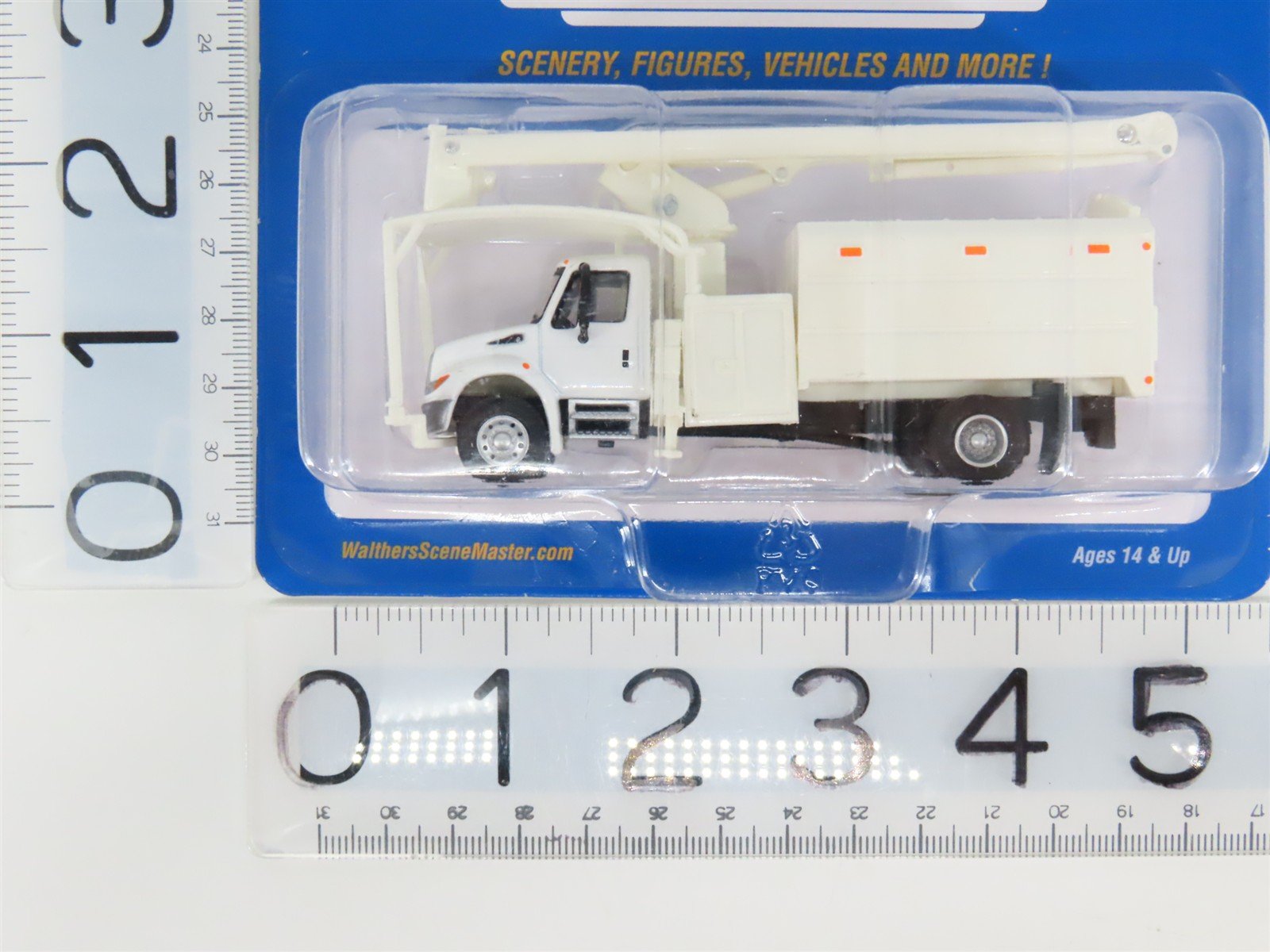 HO Walthers SceneMaster 949-11745 International 4300 2-Axle Tree Trimmer -SEALED