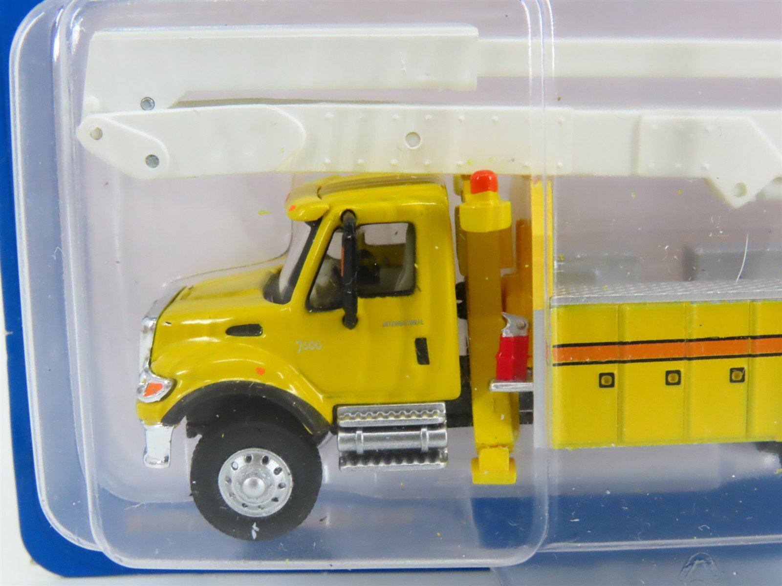 HO Walthers SceneMaster 949-11752 International 7600 Utility Bucket Truck SEALED