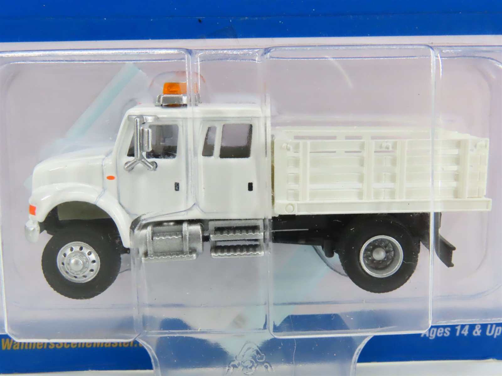 HO Walthers SceneMaster 949-11895 International 4300 Utility Truck - SEALED