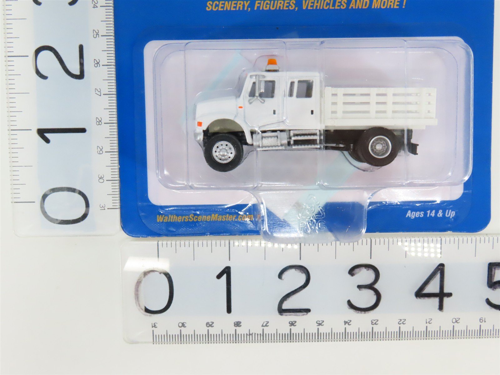 HO Walthers SceneMaster 949-11895 International 4300 Utility Truck - SEALED