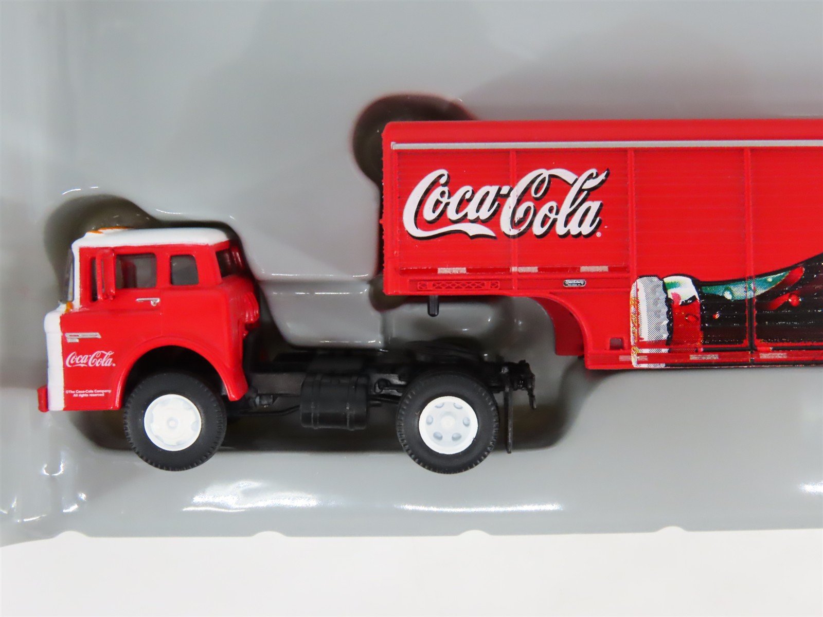 HO 1/87 Scale Athearn 8233 Coca-Cola Ford C-Series Truck w/ Beverage Trailer