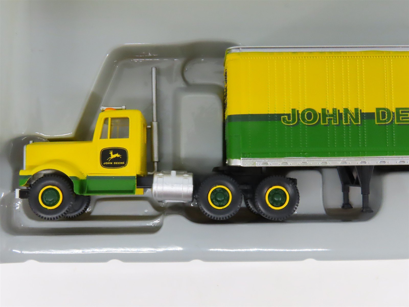 HO 1/87 Scale Athearn 8192 John Deere Kenworth Semi-Truck w/ 45' Trailer
