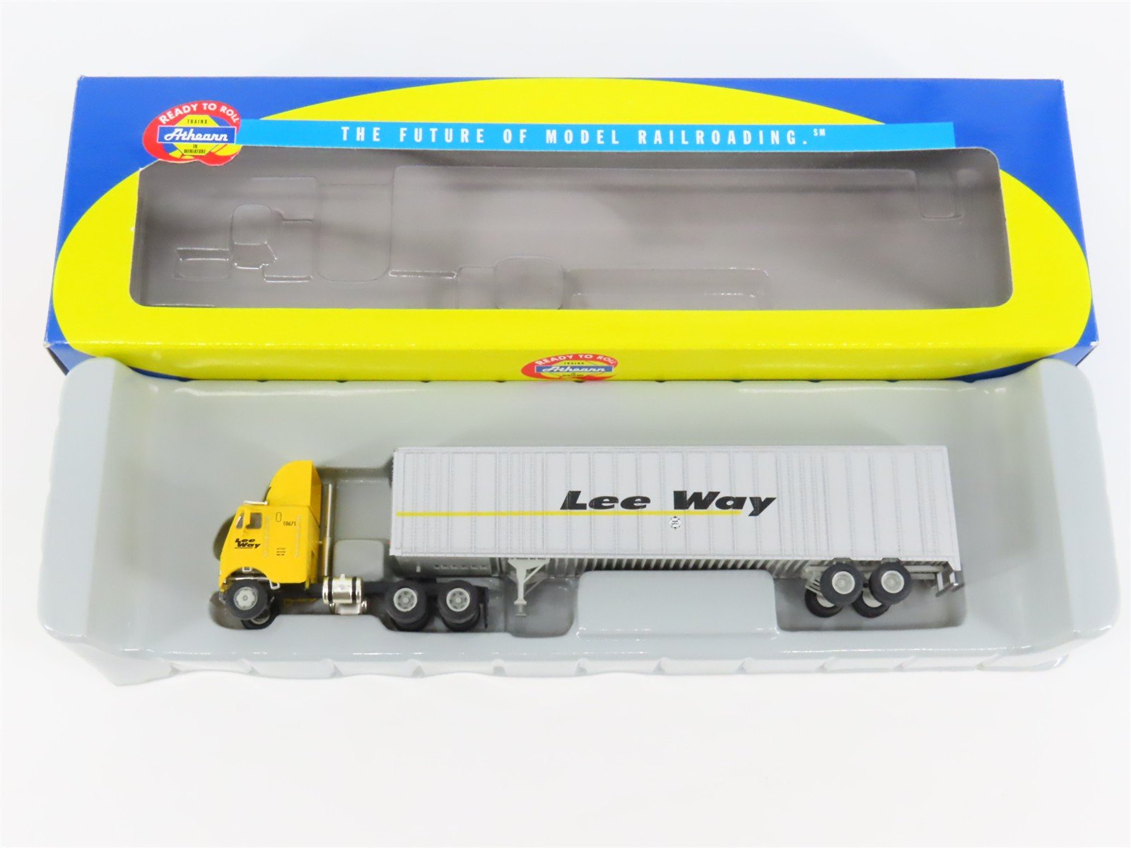 HO 1/87 Scale Athearn 91084 Lee Way Freightliner Truck w/ 48' Wedge Trailer