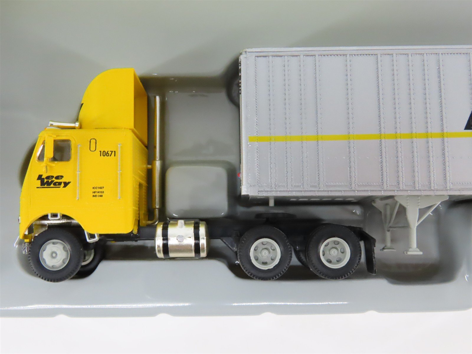 HO 1/87 Scale Athearn 91084 Lee Way Freightliner Truck w/ 48' Wedge Trailer