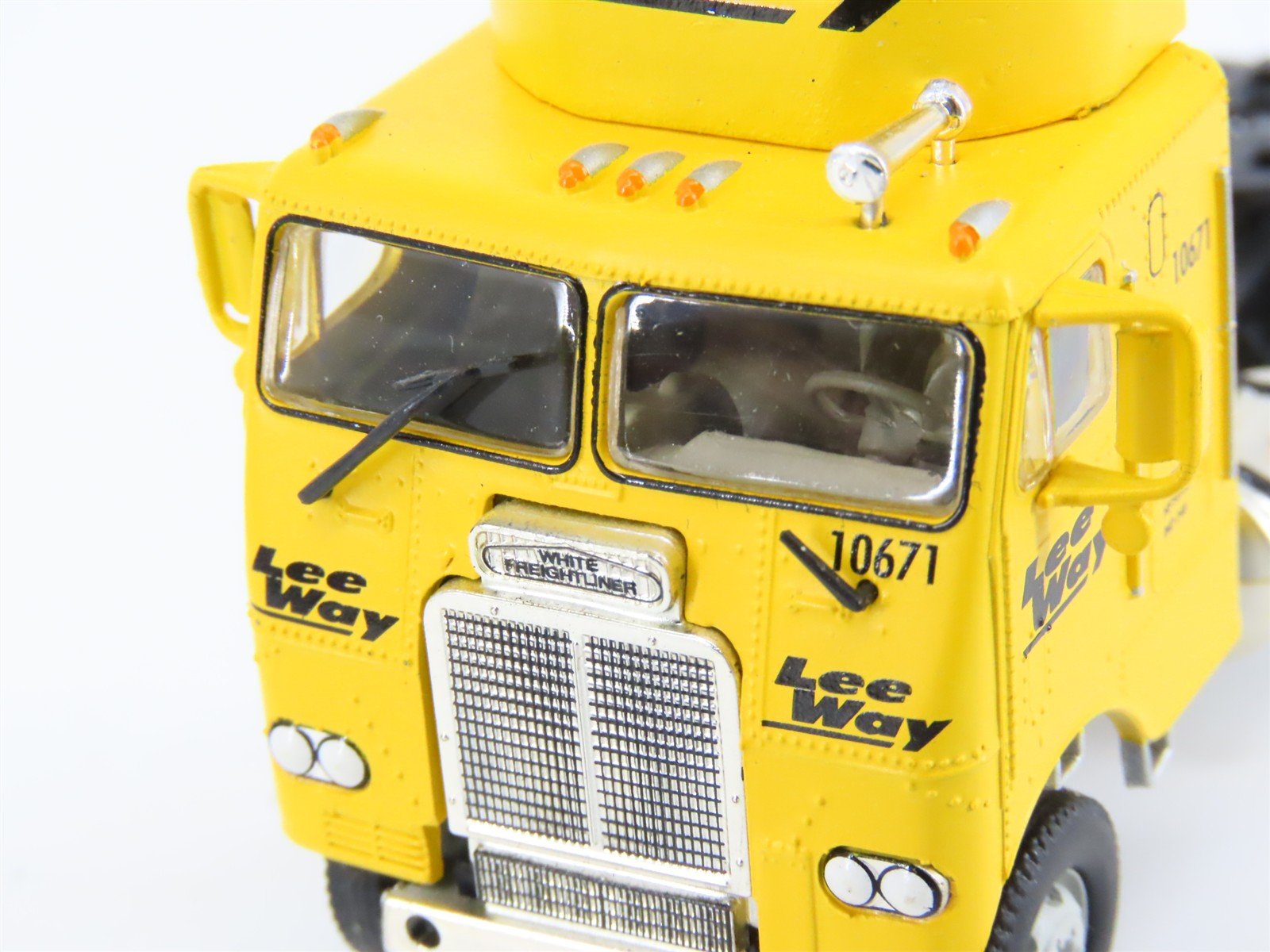 HO 1/87 Scale Athearn 91084 Lee Way Freightliner Truck w/ 48' Wedge Trailer