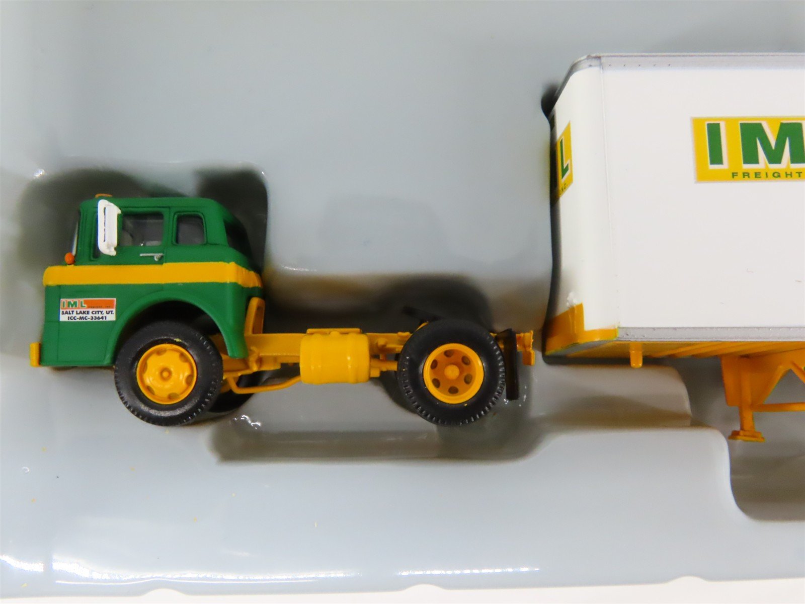 HO 1/87 Scale Athearn ATH91032 IML Ford C-Series Semi-Truck w/ 28' Wedge Trailer