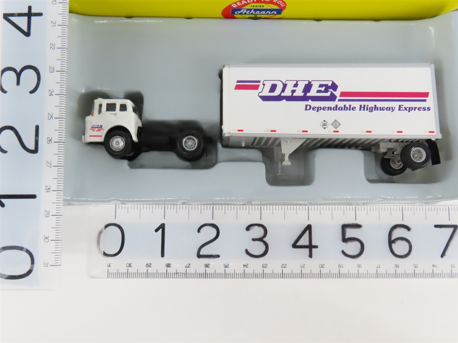 HO 1/87 Scale Athearn ATH91031 DHE Ford C-Series Semi-Truck w/ 28' Wedge Trailer