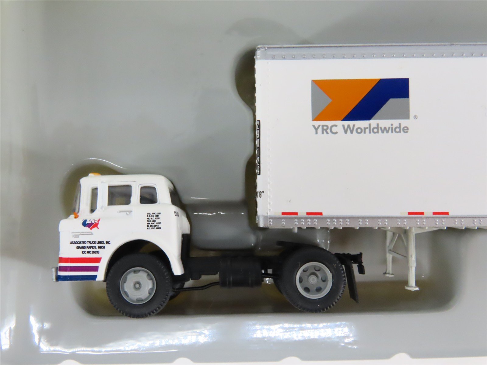 HO 1/87 Scale Athearn 90984 ANR / YRC Ford C Semi-Truck w/ 28' Wedge Trailer
