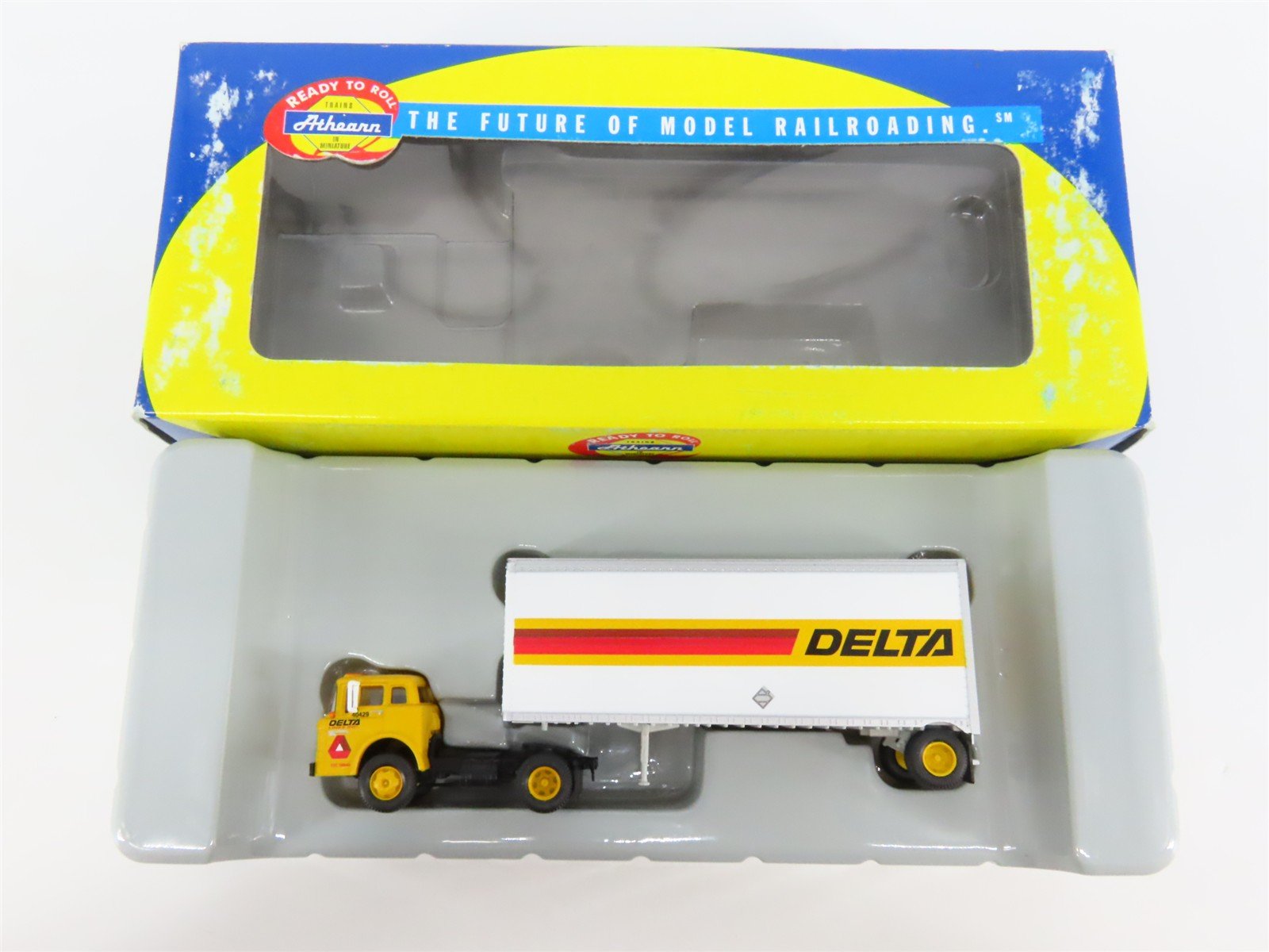 HO 1/87 Scale Athearn 91025 DELTA Ford C-Series Semi-Truck w/ 28' Wedge Trailer