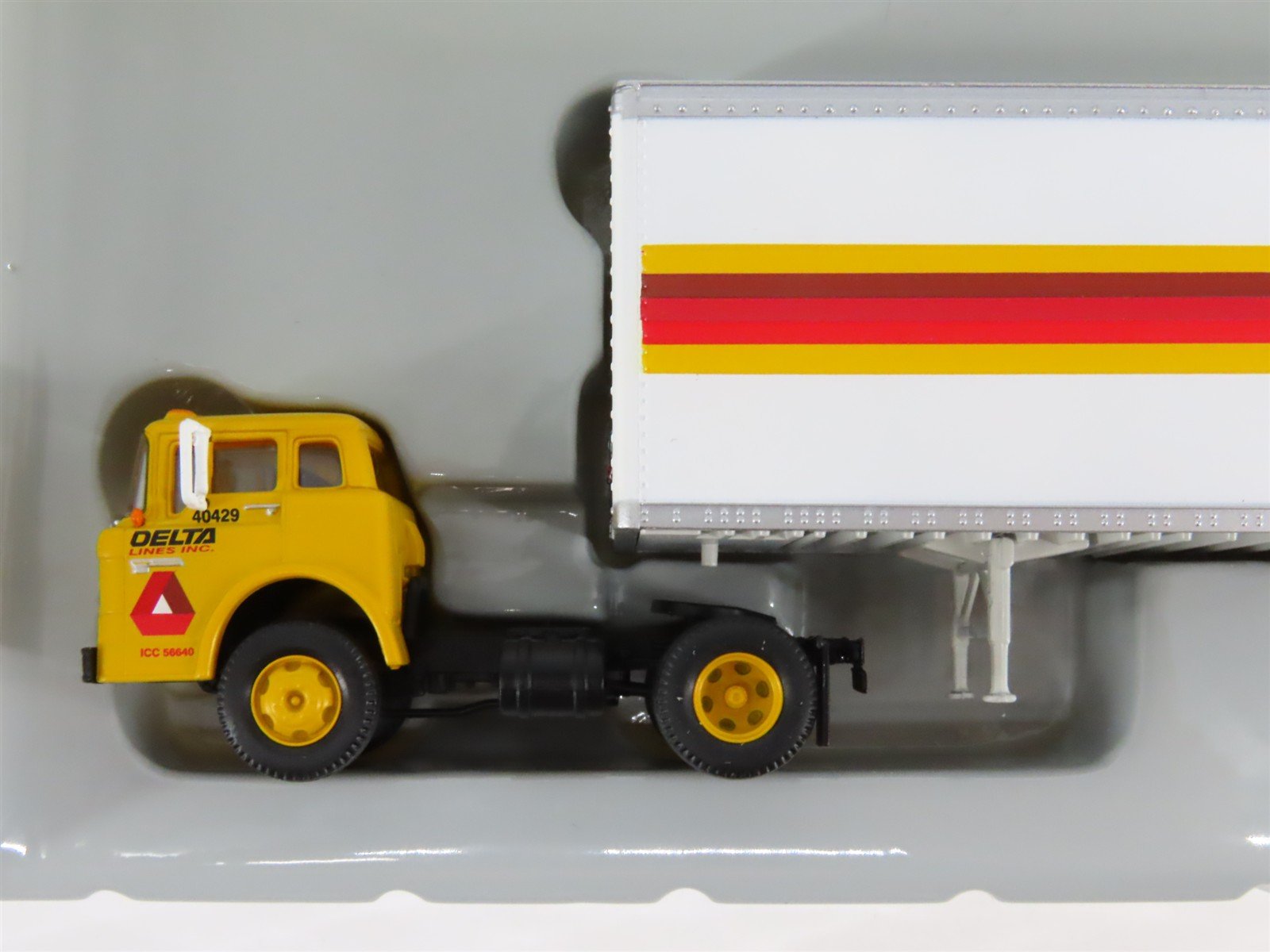 HO 1/87 Scale Athearn 91025 DELTA Ford C-Series Semi-Truck w/ 28' Wedge Trailer
