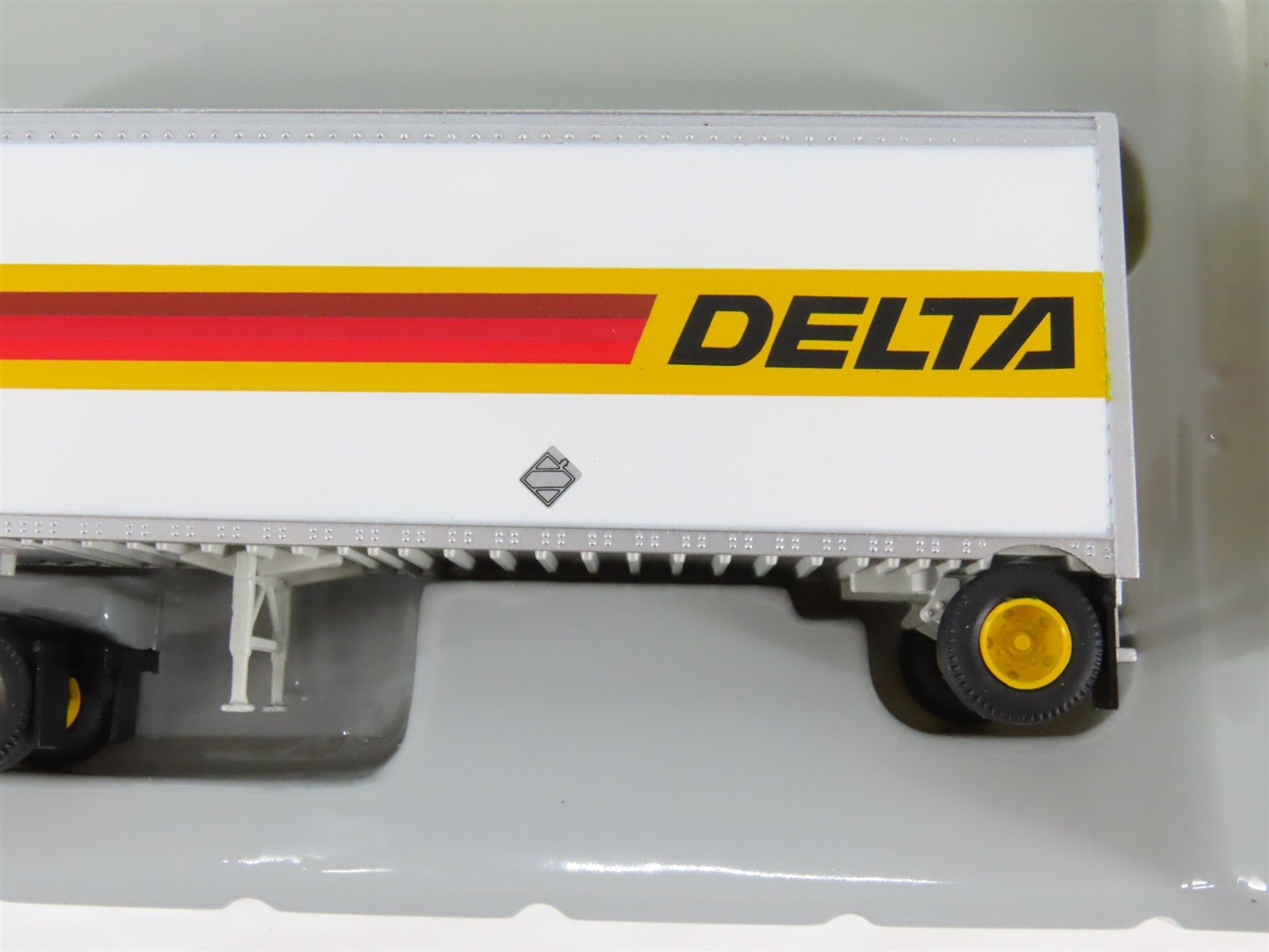 HO 1/87 Scale Athearn 91025 DELTA Ford C-Series Semi-Truck w/ 28' Wedge Trailer