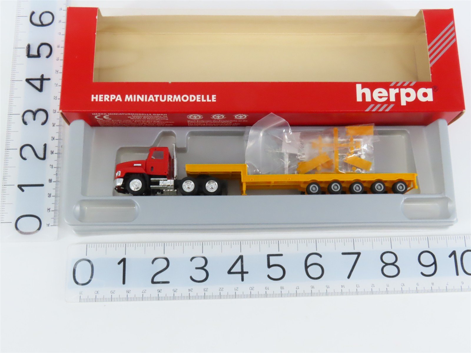 HO 1/87 Scale Herpa 6174 Red Semi-Truck w/ Yellow Step Deck Trailer