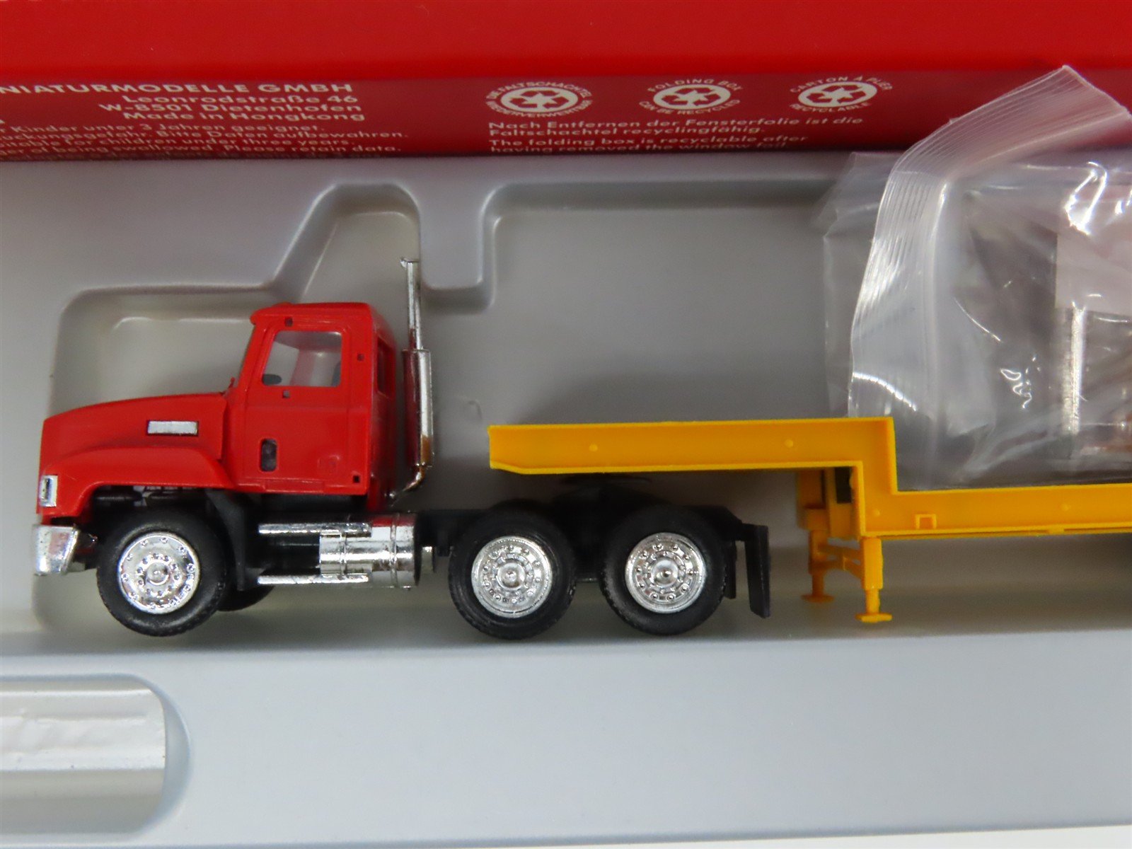HO 1/87 Scale Herpa 6174 Red Semi-Truck w/ Yellow Step Deck Trailer
