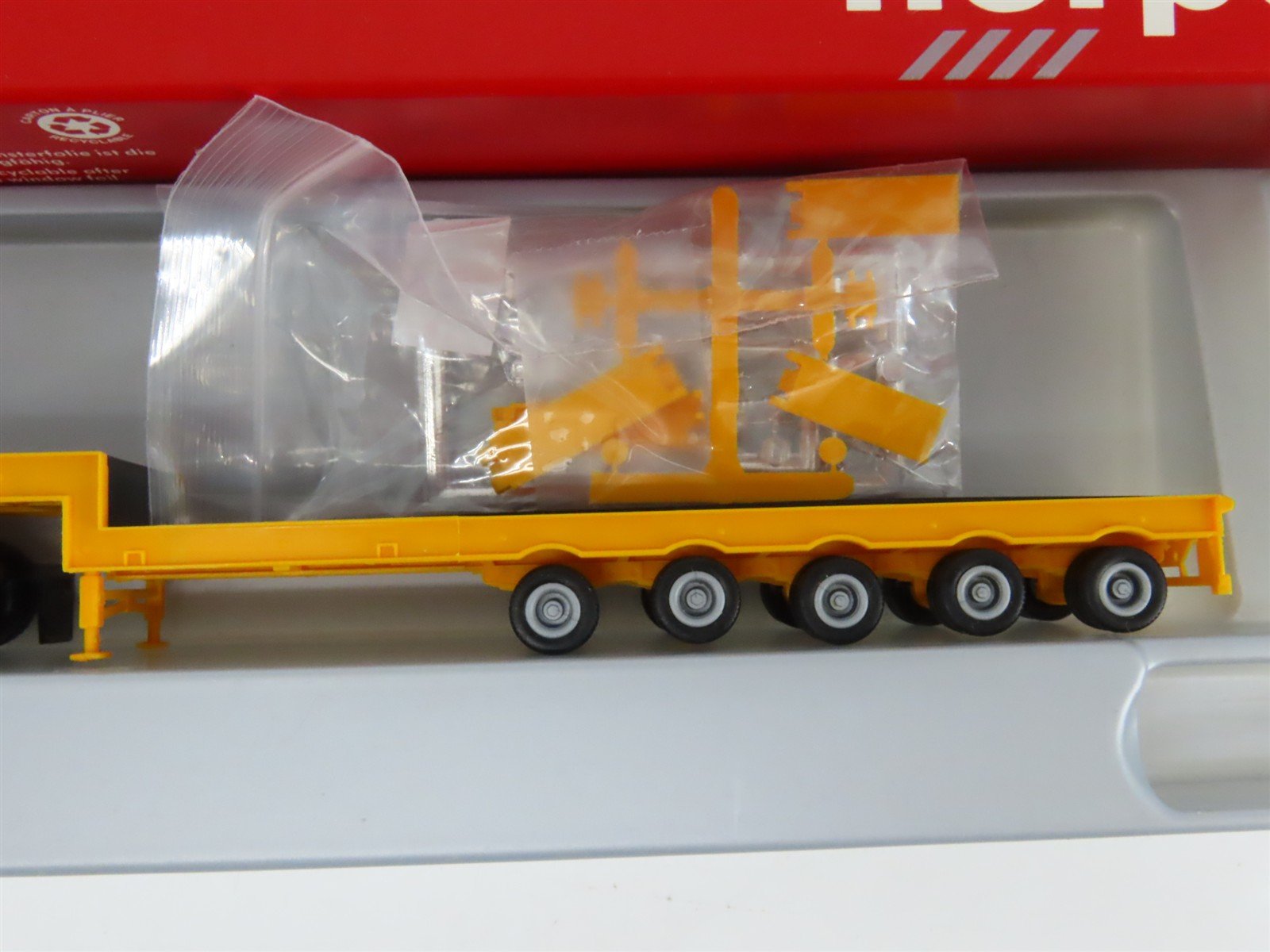HO 1/87 Scale Herpa 6174 Red Semi-Truck w/ Yellow Step Deck Trailer