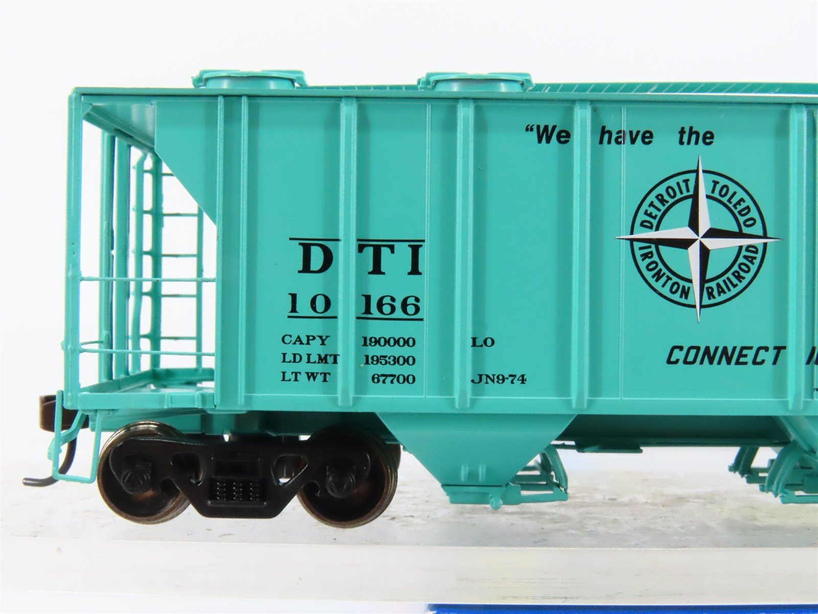 HO Scale Athearn 93721 DT&I Detroit Toledo & Ironton 3-Bay Covered Hopper #10166