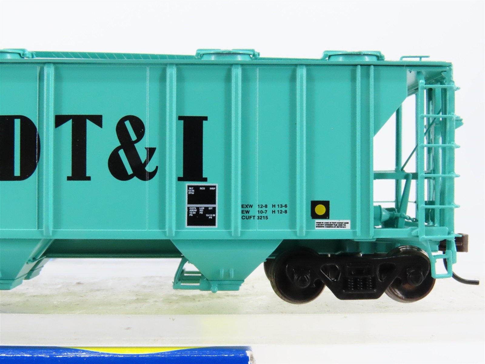 HO Scale Athearn 93721 DT&I Detroit Toledo & Ironton 3-Bay Covered Hopper #10166
